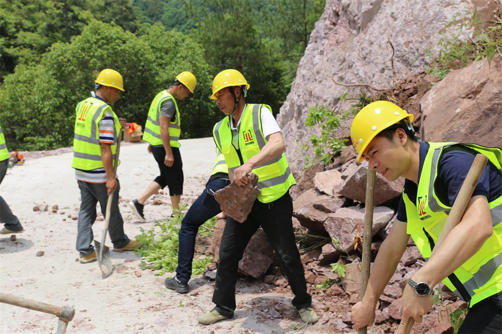 福建晉恒建設(shè)工程有限公司前往錢(qián)園橋大隊(duì)塹上村搶險(xiǎn)救災(zāi)