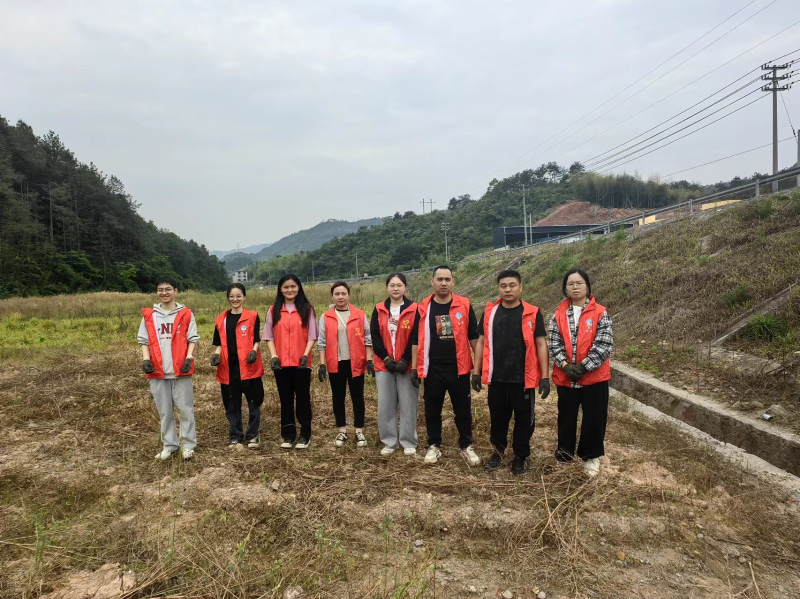 易順建工集團有限公司入黨積極分子參加南門村、錢園橋村撂荒地整治活動